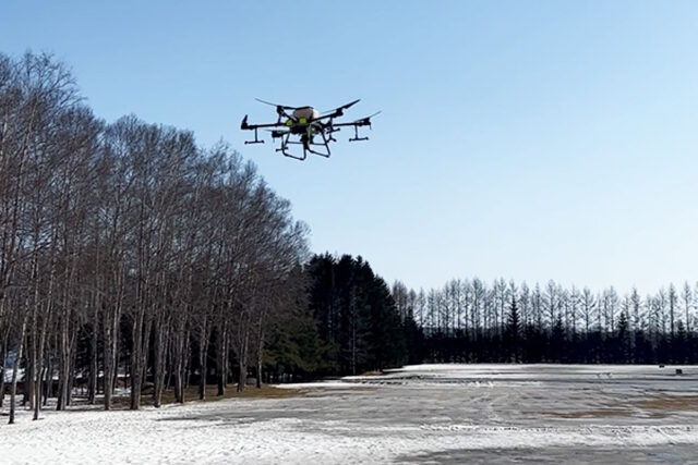 池田町千代田ゴルフセンターの融雪剤散布（DJI T-30使用）